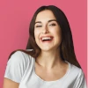 Avis d'une femme de face souriante.