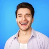 Avis d'un homme de face souriant.